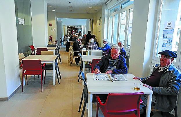 Usuarios del Hogar José Manuel Varona tras la reforma realizada. 