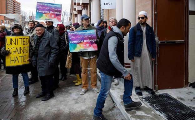 Un hombre entra en una mezquita en Canadá animado por un 'anillo de paz'. 