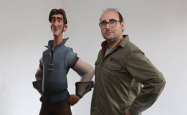 Ángel Alonso posa en Dibulitoon junto al personaje que protagoniza su película.
