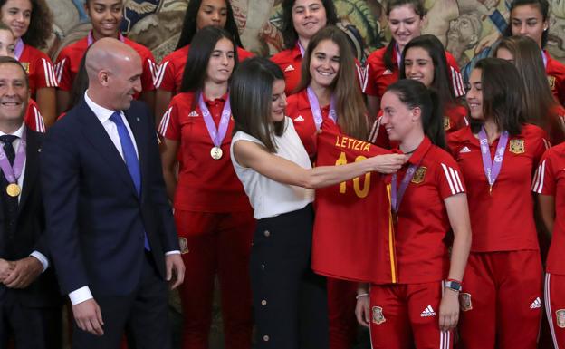 Doña Letizia recibió en Zarzuela a la selección femenina sub-17 tras ganar el Europeo.