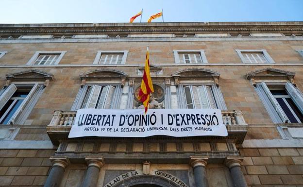 Torra cuelga otra pancarta en el Palau: «Libertad de opinión y expresión»