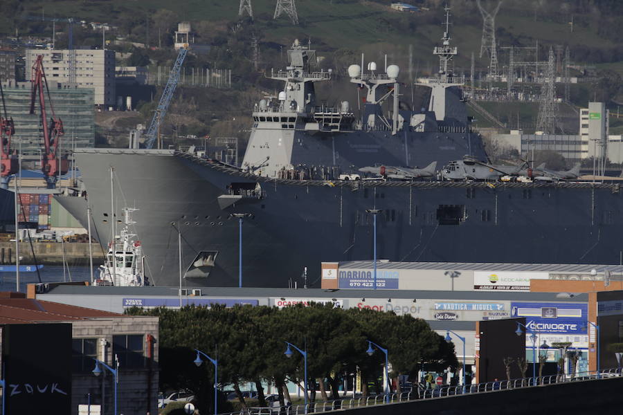 Este viernes ha llegado a Getxo el portaaviones 'Juan Carlos I'. El buque permanecerá atracado hasta el domingo para poder visitado.