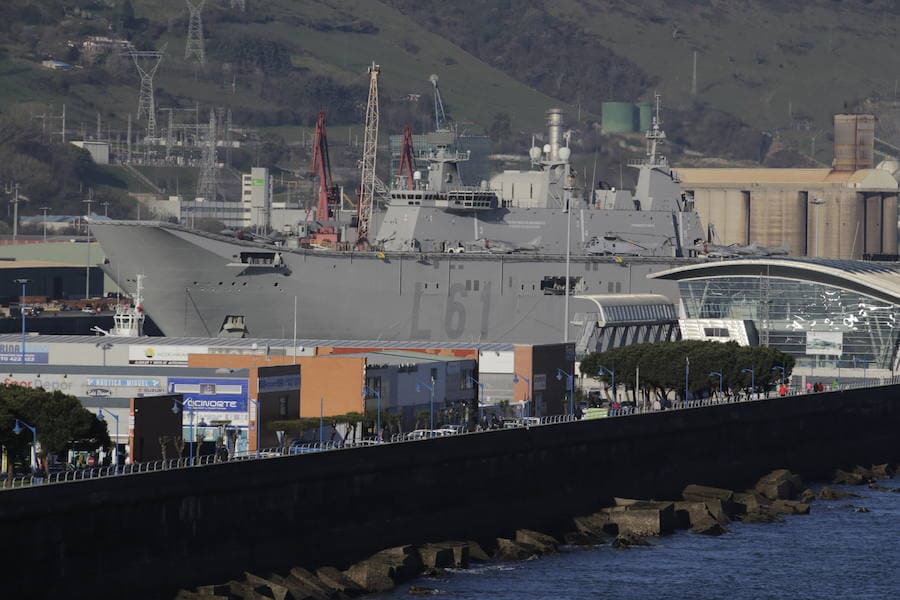 Este viernes ha llegado a Getxo el portaaviones 'Juan Carlos I'. El buque permanecerá atracado hasta el domingo para poder visitado.