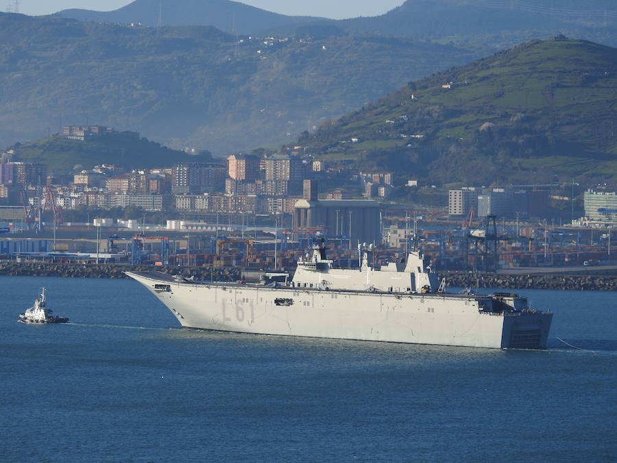 Este viernes ha llegado a Getxo el portaaviones 'Juan Carlos I'. El buque permanecerá atracado hasta el domingo para poder visitado.