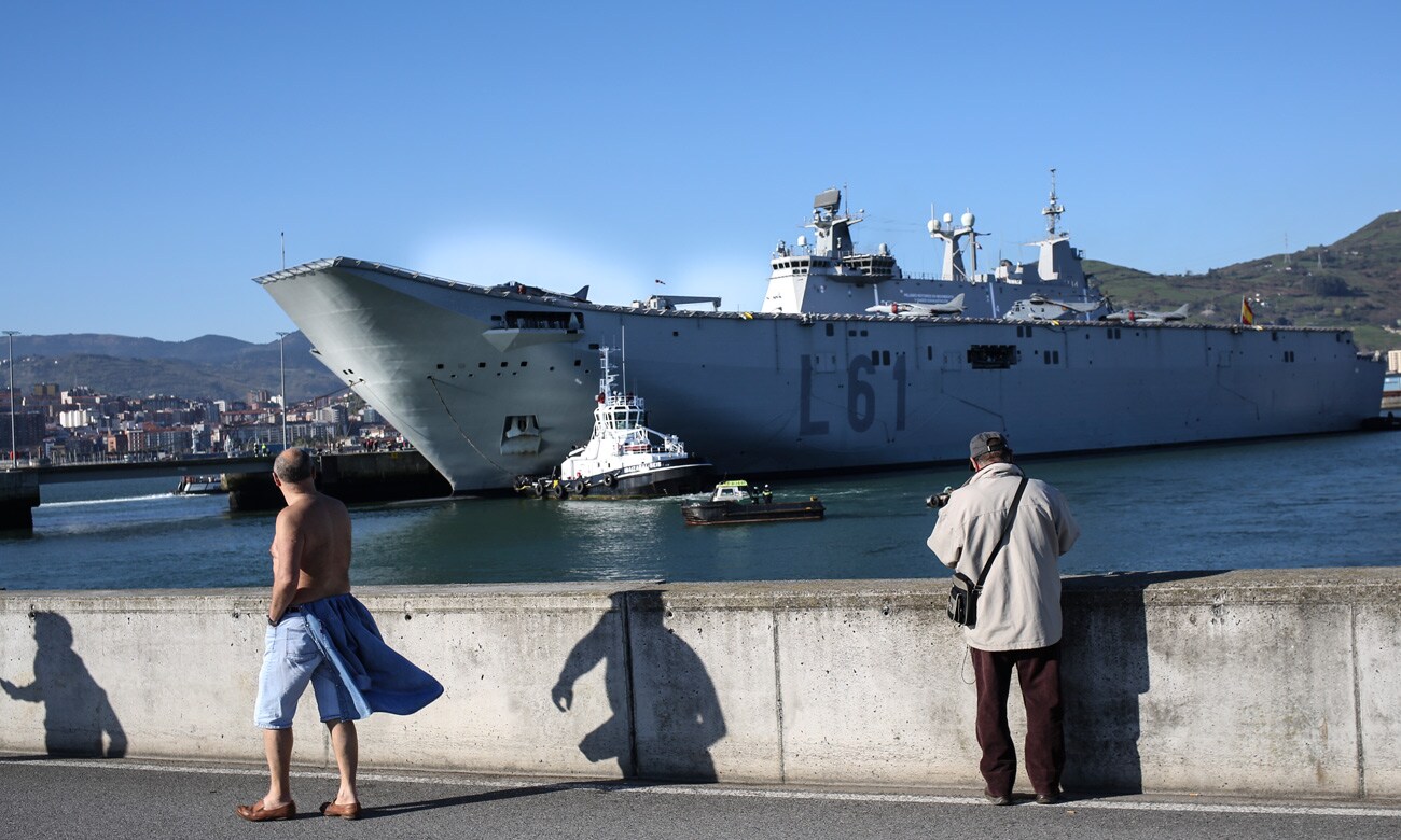 Este viernes ha llegado a Getxo el portaaviones 'Juan Carlos I'. El buque permanecerá atracado hasta el domingo para poder visitado.