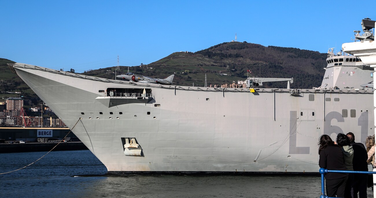 Este viernes ha llegado a Getxo el portaaviones 'Juan Carlos I'. El buque permanecerá atracado hasta el domingo para poder visitado.