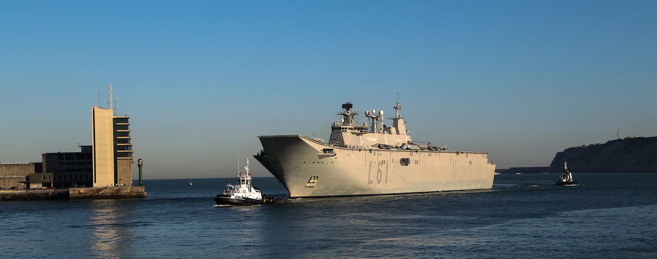 Este viernes ha llegado a Getxo el portaaviones 'Juan Carlos I'. El buque permanecerá atracado hasta el domingo para poder visitado.