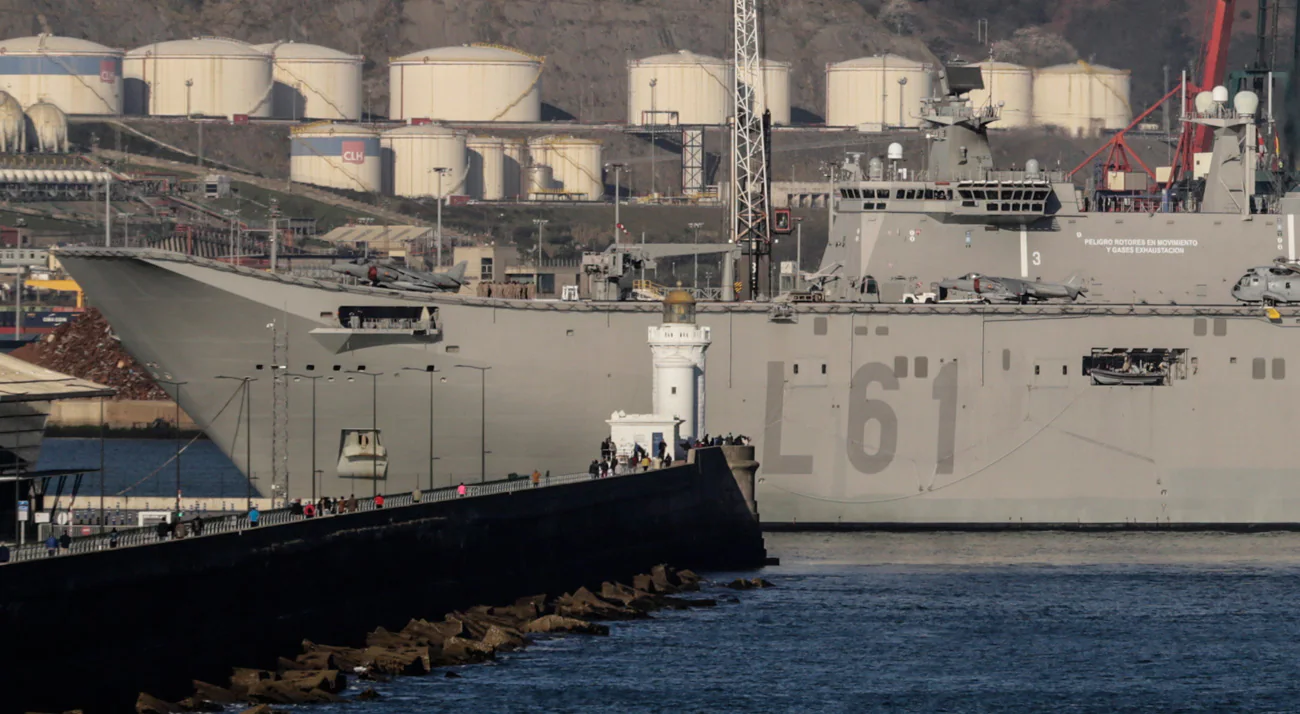 Este viernes ha llegado a Getxo el portaaviones 'Juan Carlos I'. El buque permanecerá atracado hasta el domingo para poder visitado.