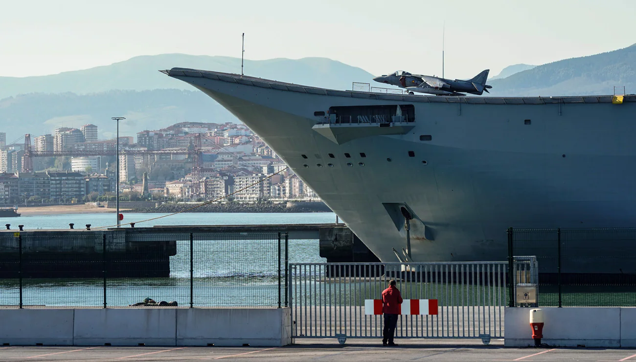 Este viernes ha llegado a Getxo el portaaviones 'Juan Carlos I'. El buque permanecerá atracado hasta el domingo para poder visitado.