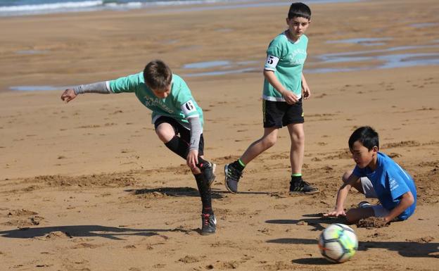 Alrededor de 1700 jugadores y 128 equipos han jugado 64 partidos en una misma mañana en la playa de Zarautz