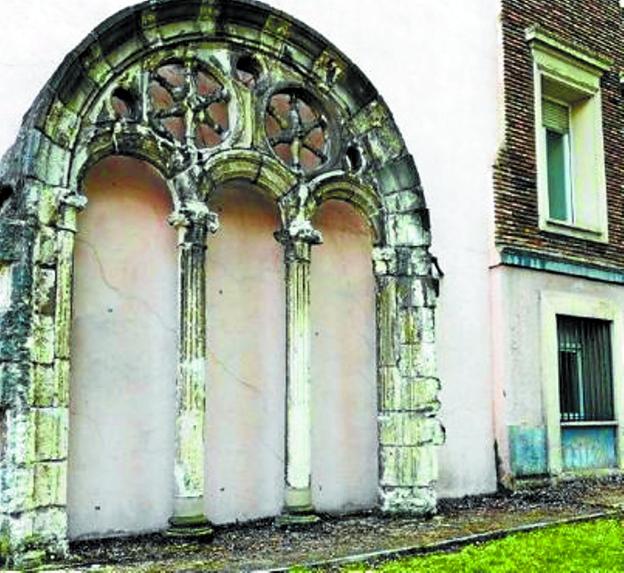 El arco reposa ahora en los jardines de la residencia San Prudencio.