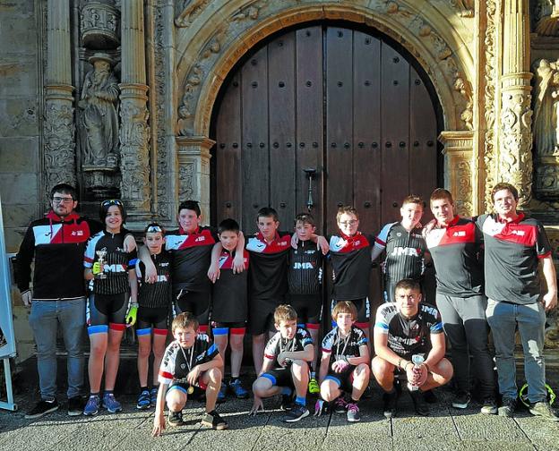 Oñati. Componentes de la escuela de ciclismo de Dorleta TXE.