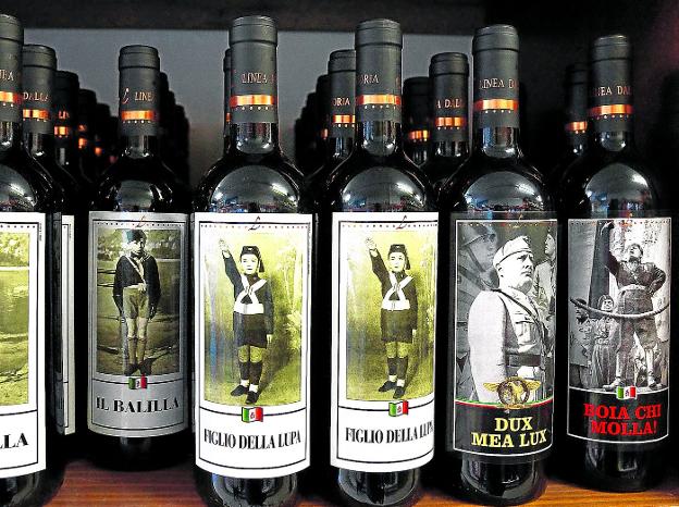 Botellas de vino a la venta en un establecimiento romano recuerdan en sus etiquetas al fundador del fascismo italiano, Benito Mussolini, con mensajes insultantes.