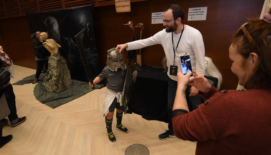 Numeroso público de todas las edades se ha acercado este sábado hasta el Kursaal donde se celebra la tercera edición del Salón del Cómic