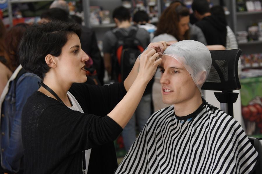 Numeroso público de todas las edades se ha acercado este sábado hasta el Kursaal donde se celebra la tercera edición del Salón del Cómic