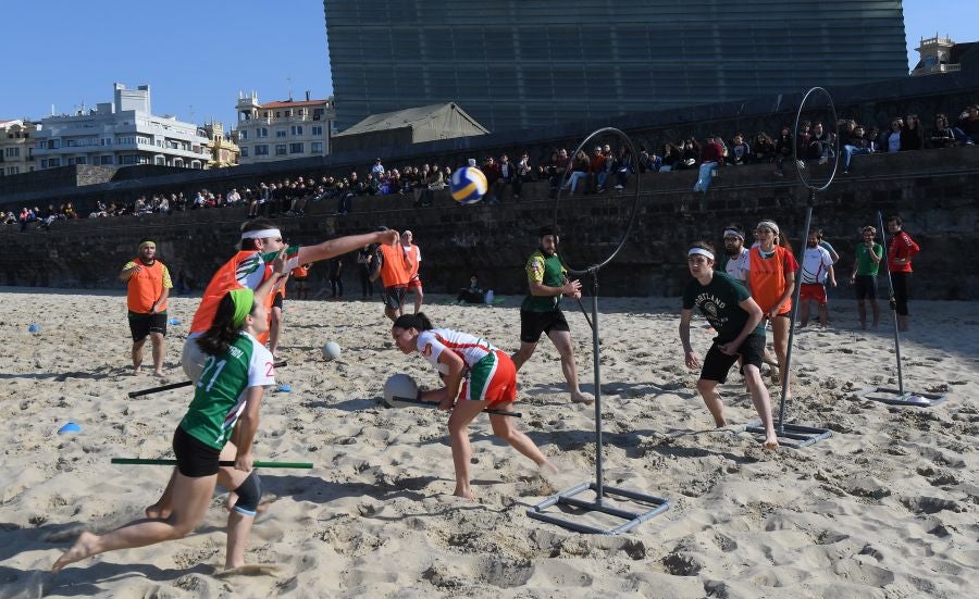 Numeroso público de todas las edades se ha acercado este sábado hasta el Kursaal donde se celebra la tercera edición del Salón del Cómic