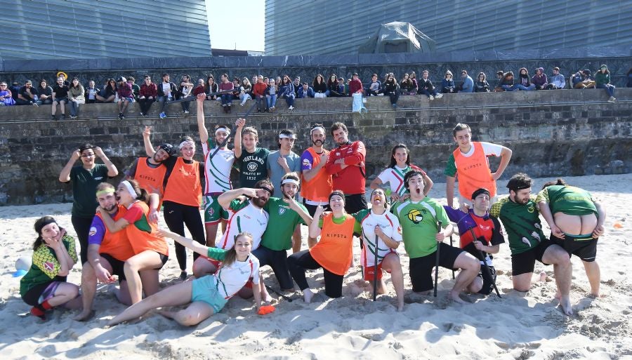 Numeroso público de todas las edades se ha acercado este sábado hasta el Kursaal donde se celebra la tercera edición del Salón del Cómic