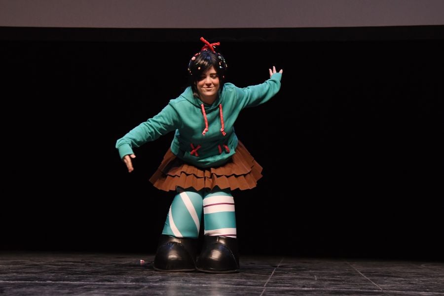 Numeroso público de todas las edades se ha acercado este sábado hasta el Kursaal donde se celebra la tercera edición del Salón del Cómic