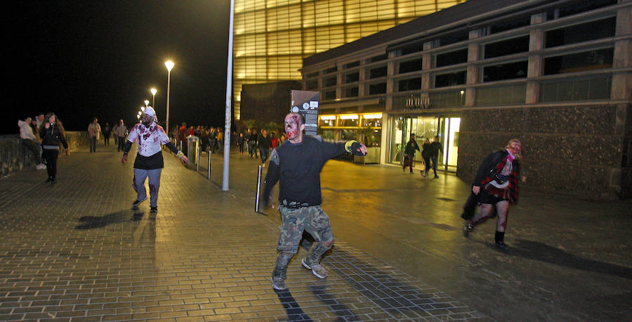 La primera Survival Zombie que se organiza en San Sebastián remató la segunda jornada de ComikD. La ofensiva zombi que se mantuvo hasta bien entrada la madrugada.