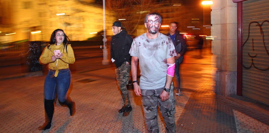 La primera Survival Zombie que se organiza en San Sebastián remató la segunda jornada de ComikD. La ofensiva zombi que se mantuvo hasta bien entrada la madrugada.