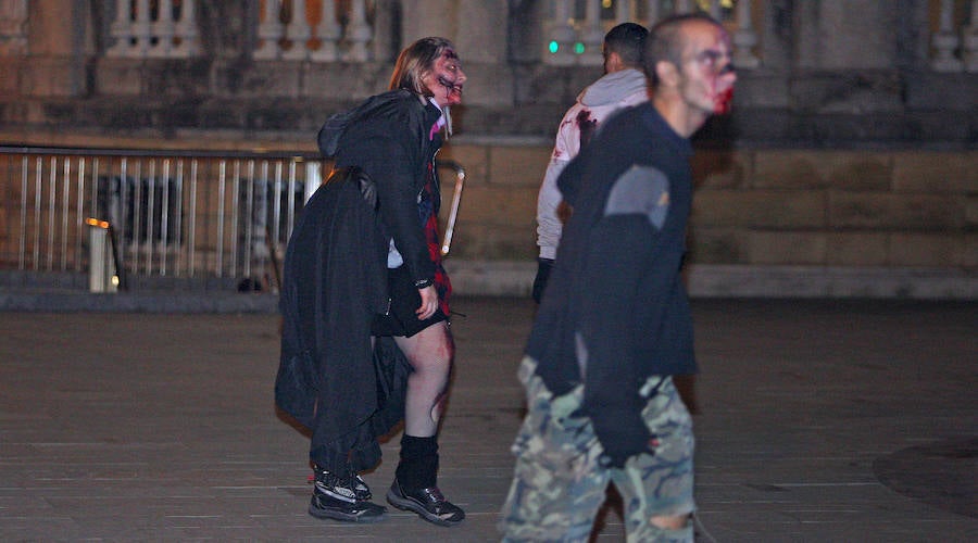 La primera Survival Zombie que se organiza en San Sebastián remató la segunda jornada de ComikD. La ofensiva zombi que se mantuvo hasta bien entrada la madrugada.