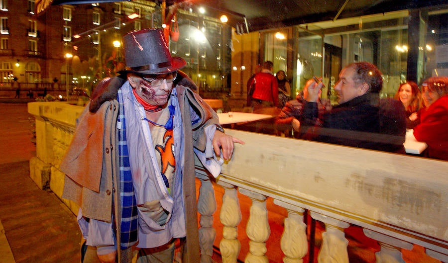 La primera Survival Zombie que se organiza en San Sebastián remató la segunda jornada de ComikD. La ofensiva zombi que se mantuvo hasta bien entrada la madrugada.