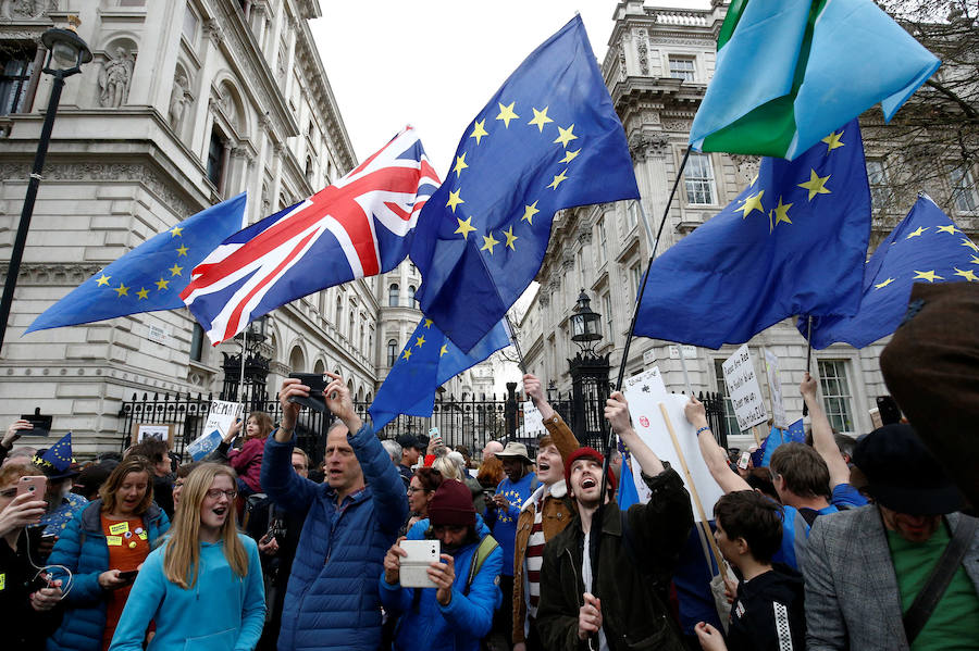 Un millón de británicos, según los organizadores, procedentes de las islas escocesas, de Bristol, Mánchester o Leeds se han manifestado por el centro de Londres para exigir que se celebre un segundo referéndum sobre el 'Brexit'.