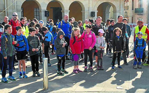 El reto. Representantes de las 4 comarcas corren en la cinta durante la fiesta deportiva que también tuvo su lado gastronómico.