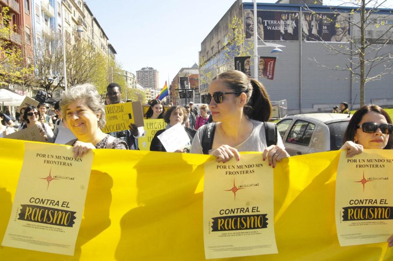 Cientos de personas han participado este domingo en la XXIII Marcha contra el Racismo y la Xenofobia, que un año más ha partido de Trintxerpe al centro de San Sebastián, para advertir del «peligro del ascenso de las extremas derechas» para las políticas migratorias y de asilo.