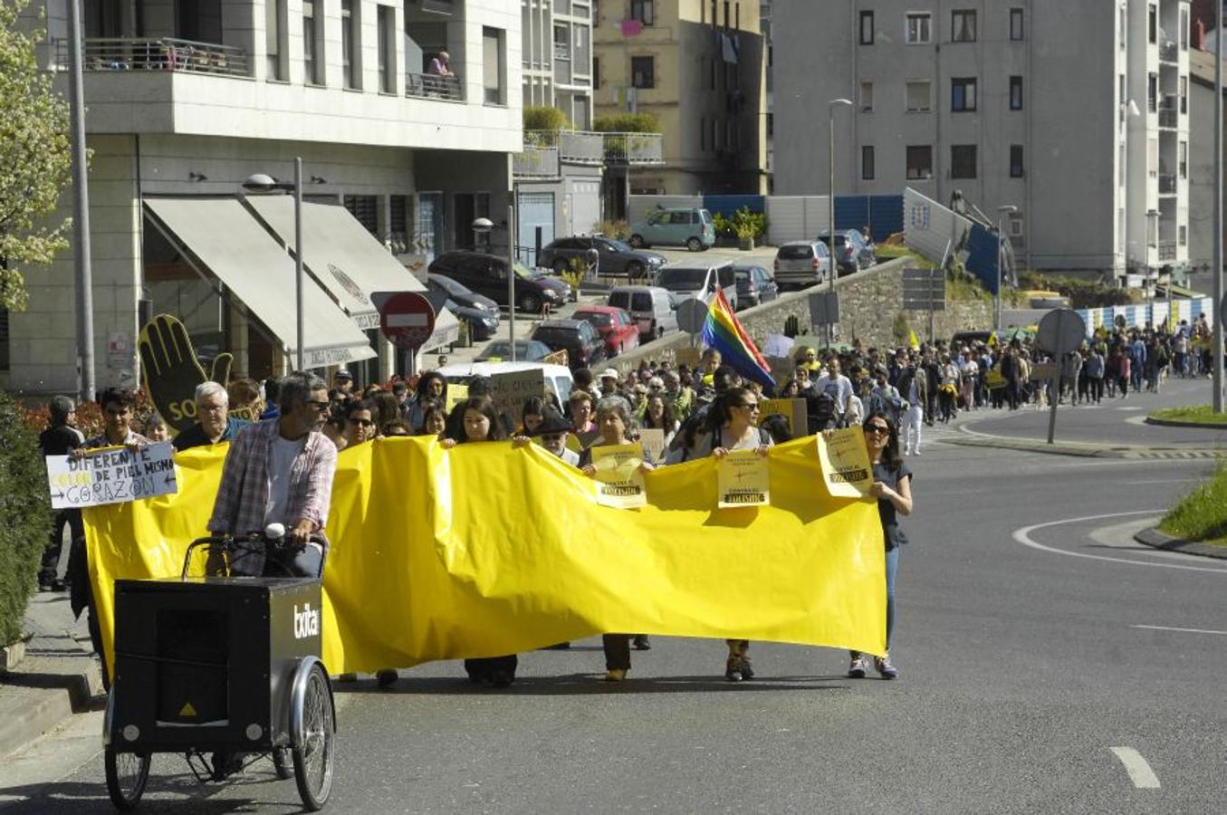 Cientos de personas han participado este domingo en la XXIII Marcha contra el Racismo y la Xenofobia, que un año más ha partido de Trintxerpe al centro de San Sebastián, para advertir del «peligro del ascenso de las extremas derechas» para las políticas migratorias y de asilo.