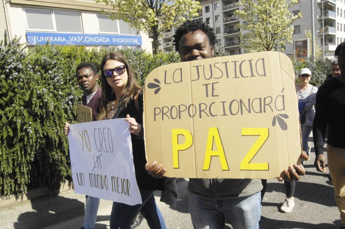 Cientos de personas han participado este domingo en la XXIII Marcha contra el Racismo y la Xenofobia, que un año más ha partido de Trintxerpe al centro de San Sebastián, para advertir del «peligro del ascenso de las extremas derechas» para las políticas migratorias y de asilo.
