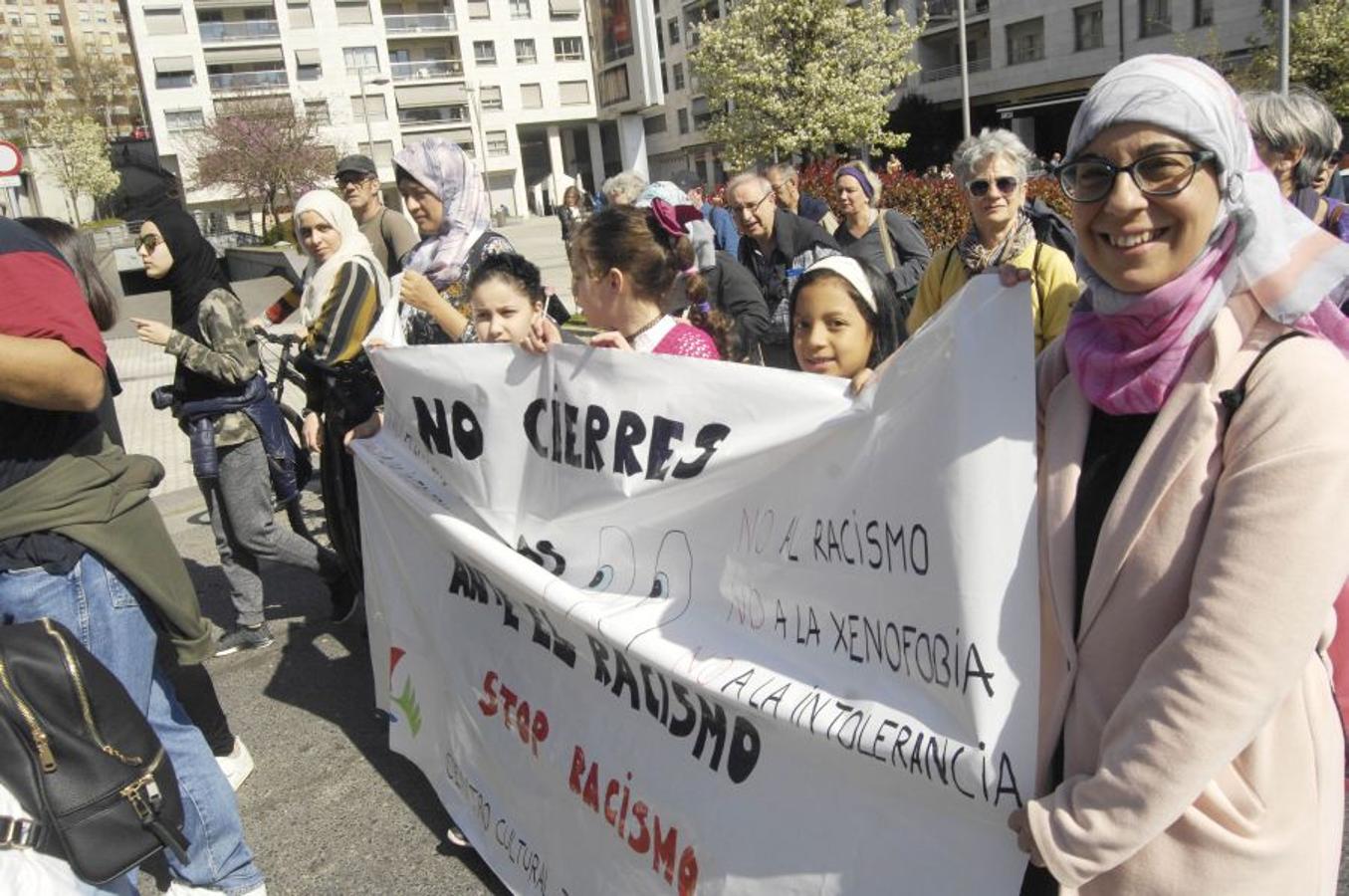 Cientos de personas han participado este domingo en la XXIII Marcha contra el Racismo y la Xenofobia, que un año más ha partido de Trintxerpe al centro de San Sebastián, para advertir del «peligro del ascenso de las extremas derechas» para las políticas migratorias y de asilo.