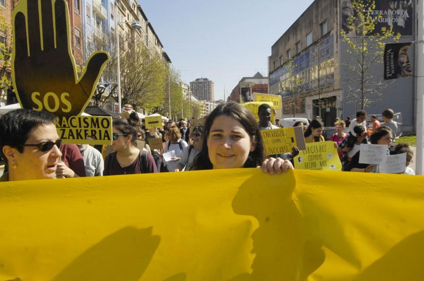 Cientos de personas han participado este domingo en la XXIII Marcha contra el Racismo y la Xenofobia, que un año más ha partido de Trintxerpe al centro de San Sebastián, para advertir del «peligro del ascenso de las extremas derechas» para las políticas migratorias y de asilo.