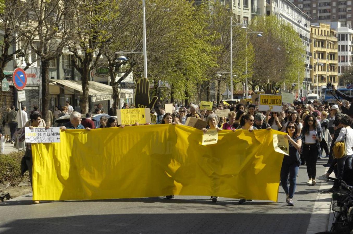Cientos de personas han participado este domingo en la XXIII Marcha contra el Racismo y la Xenofobia, que un año más ha partido de Trintxerpe al centro de San Sebastián, para advertir del «peligro del ascenso de las extremas derechas» para las políticas migratorias y de asilo.