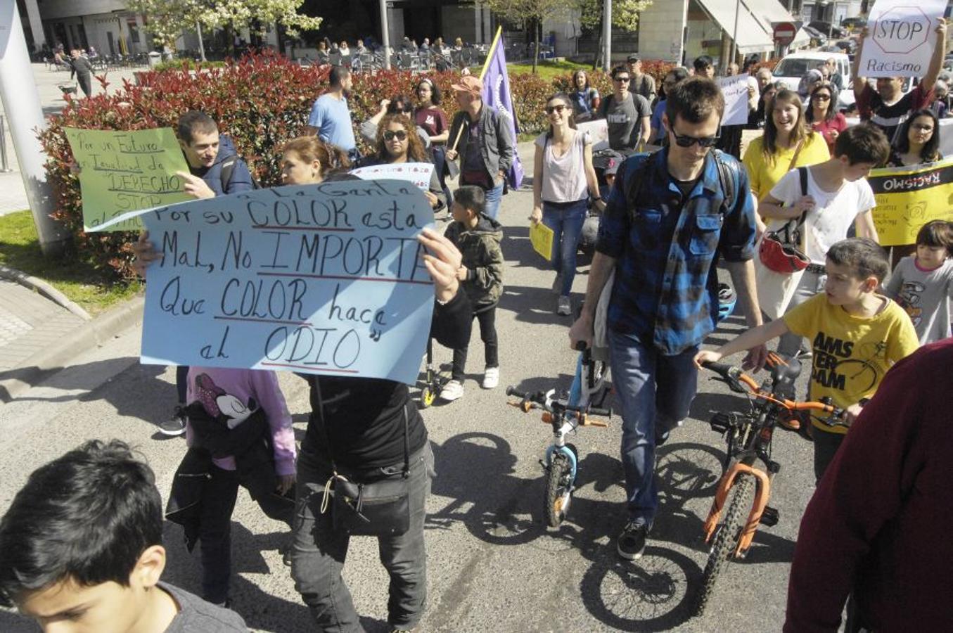 Cientos de personas han participado este domingo en la XXIII Marcha contra el Racismo y la Xenofobia, que un año más ha partido de Trintxerpe al centro de San Sebastián, para advertir del «peligro del ascenso de las extremas derechas» para las políticas migratorias y de asilo.