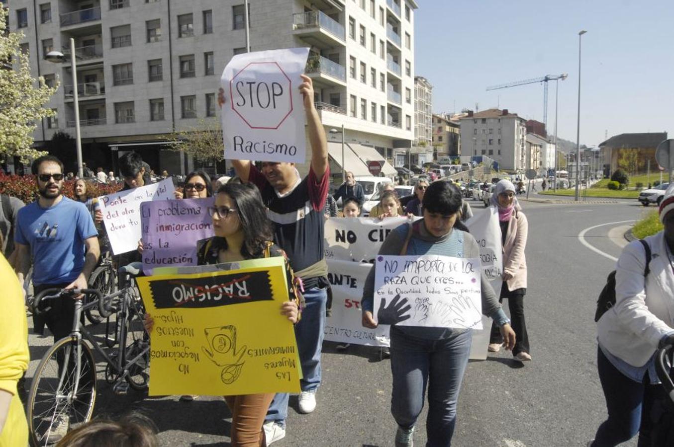 Cientos de personas han participado este domingo en la XXIII Marcha contra el Racismo y la Xenofobia, que un año más ha partido de Trintxerpe al centro de San Sebastián, para advertir del «peligro del ascenso de las extremas derechas» para las políticas migratorias y de asilo.