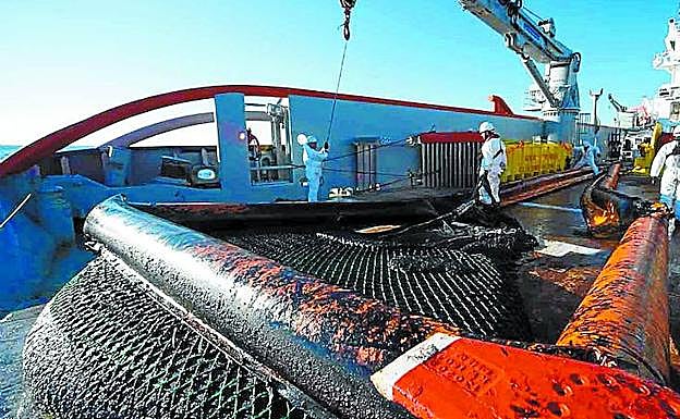 Los buques y remolcadores que operan en la zona del siniestro ya han recogido cientos de kilos de combustible de la superficie marina.