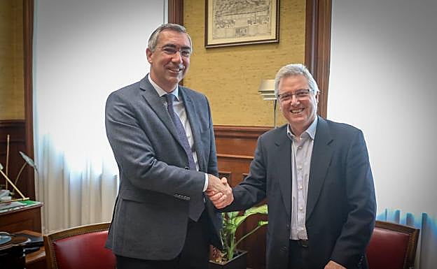 El director de Tecnun, Raúl Antón, y el diputado foral de Medio Ambiente, José Ignacio Asensio, tras la firma del acuerdo.