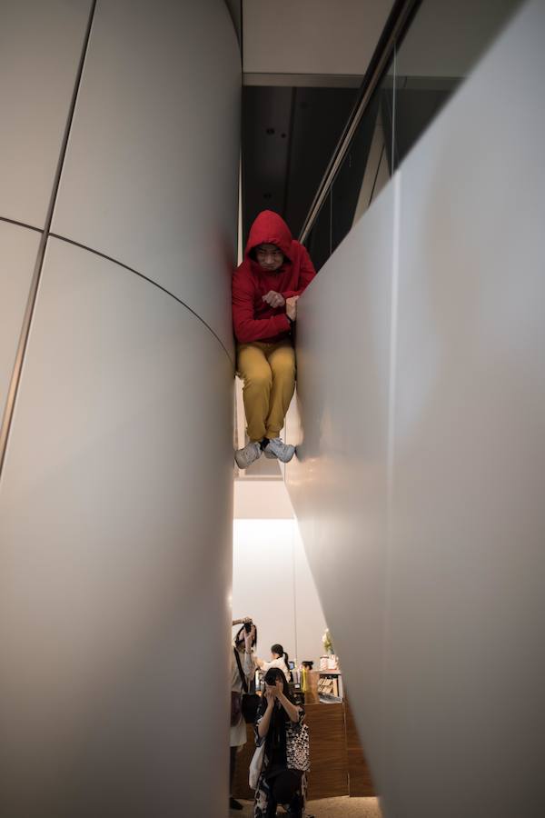 Bailarines hacen de esculturas humanas en la «Exposición multisensorial de parques de juegos urbanos», del artista austriaco Willi Dorner, este martes en Hong Kong. El artista utiliza espacios urbanos para reinterpretar la relación entre los cuerpos y los objetos.