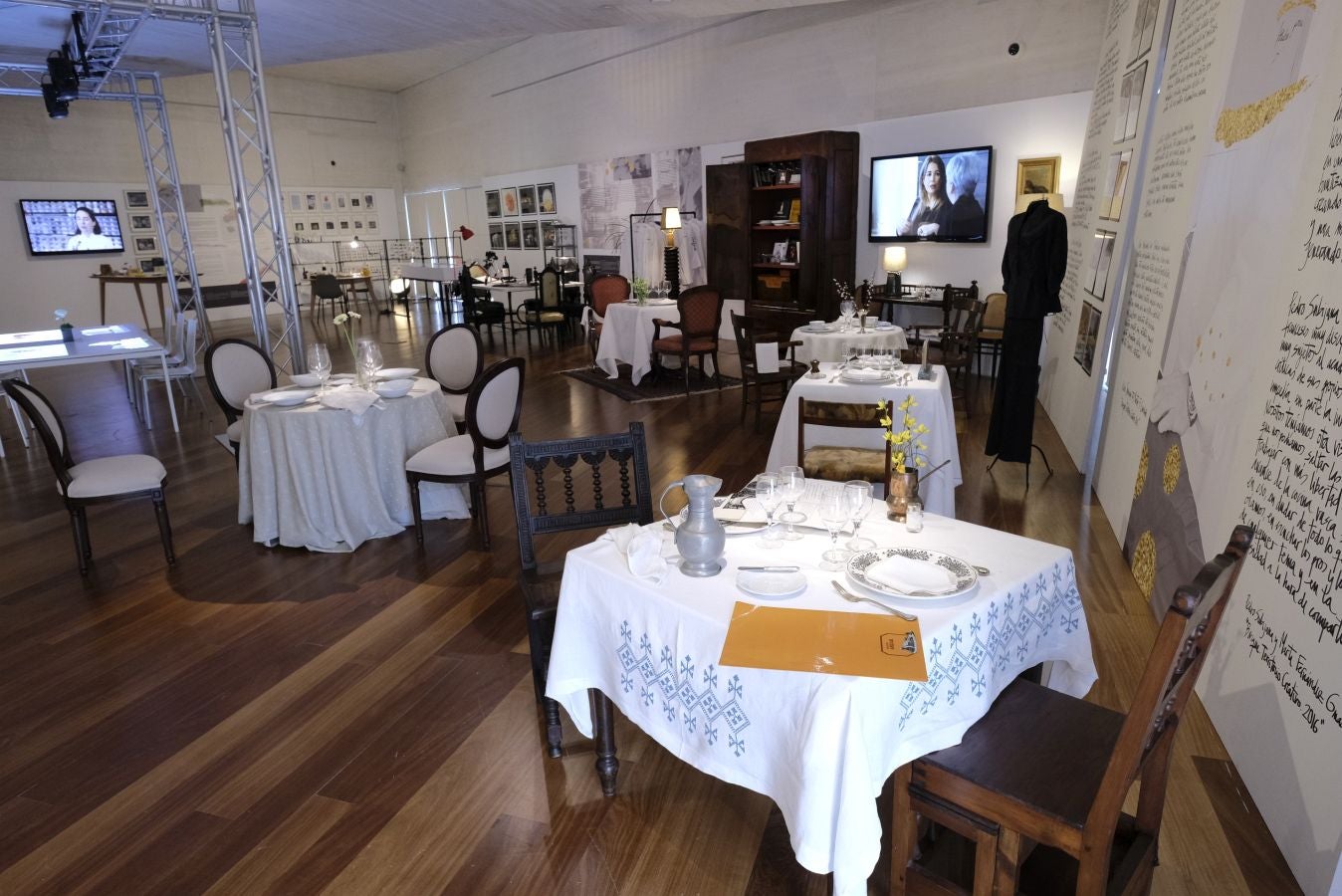 San Telmo y Tabakalera inauguran dos exposiciones que retratan la evolución de la sociedad vasca a través del chef donostiarra y la Nueva Cocina Vasca