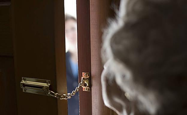 Torturan al hijo de un matrimonio octogenario en su chalé de Trapagaran para robarles