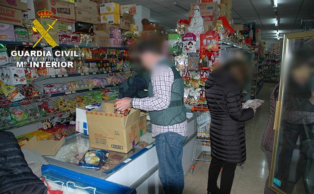 La Guardia Civil interviene una tonelada de productos alimenticios a la venta y no aptos para consumo