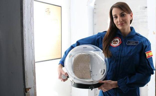 Natalia Larrea posa junto al casco espacial. 