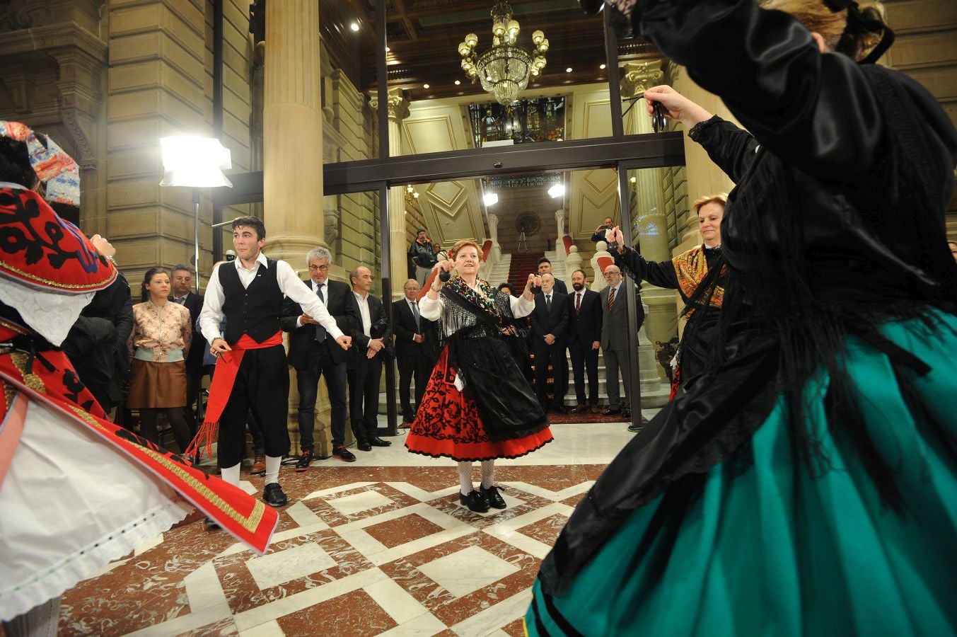 La ministra de Educaciónl, Isabel Celaá, ha hecho entrega este miércoles de la Gran Cruz de la Orden Civil de Alfonso X El Sabio, concedida por el Consejo de Ministros, al escritor Raúl Guerra Garrido. La entrega ha tenido lugar en marco del homenaje tributado por la Diputación Foral de Gipuzkoa al escritor en San Sebastián.