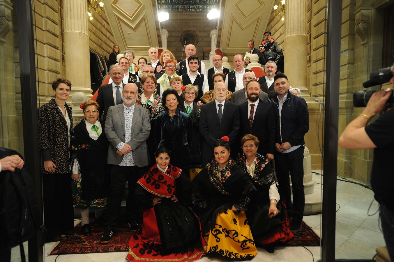 La ministra de Educaciónl, Isabel Celaá, ha hecho entrega este miércoles de la Gran Cruz de la Orden Civil de Alfonso X El Sabio, concedida por el Consejo de Ministros, al escritor Raúl Guerra Garrido. La entrega ha tenido lugar en marco del homenaje tributado por la Diputación Foral de Gipuzkoa al escritor en San Sebastián.