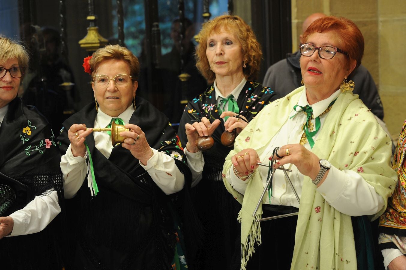 La ministra de Educaciónl, Isabel Celaá, ha hecho entrega este miércoles de la Gran Cruz de la Orden Civil de Alfonso X El Sabio, concedida por el Consejo de Ministros, al escritor Raúl Guerra Garrido. La entrega ha tenido lugar en marco del homenaje tributado por la Diputación Foral de Gipuzkoa al escritor en San Sebastián.