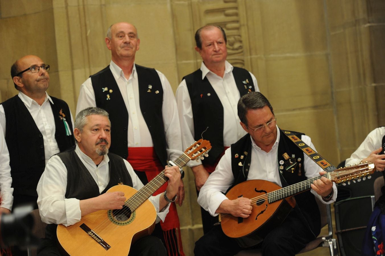 La ministra de Educaciónl, Isabel Celaá, ha hecho entrega este miércoles de la Gran Cruz de la Orden Civil de Alfonso X El Sabio, concedida por el Consejo de Ministros, al escritor Raúl Guerra Garrido. La entrega ha tenido lugar en marco del homenaje tributado por la Diputación Foral de Gipuzkoa al escritor en San Sebastián.