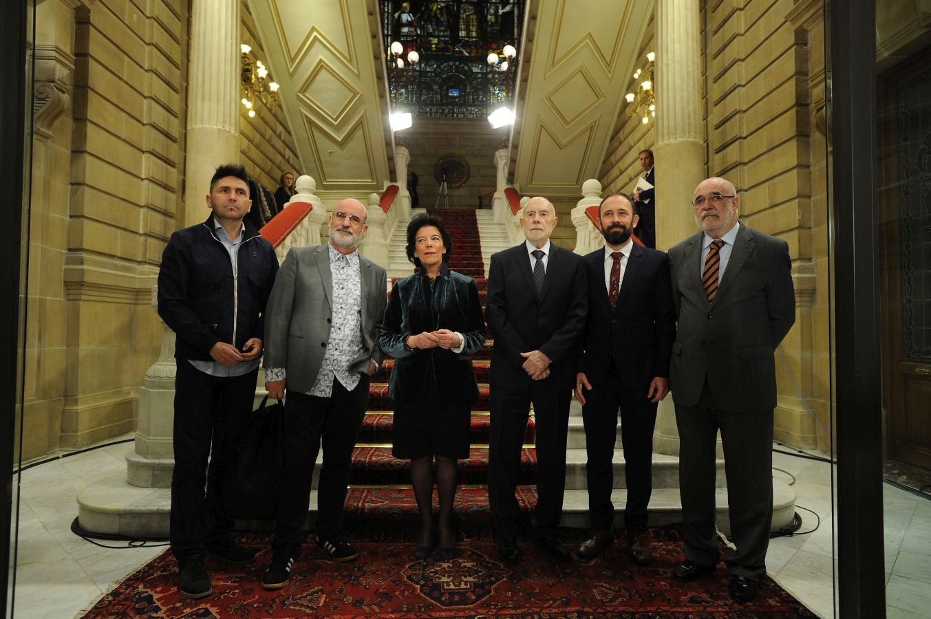 La ministra de Educaciónl, Isabel Celaá, ha hecho entrega este miércoles de la Gran Cruz de la Orden Civil de Alfonso X El Sabio, concedida por el Consejo de Ministros, al escritor Raúl Guerra Garrido. La entrega ha tenido lugar en marco del homenaje tributado por la Diputación Foral de Gipuzkoa al escritor en San Sebastián.