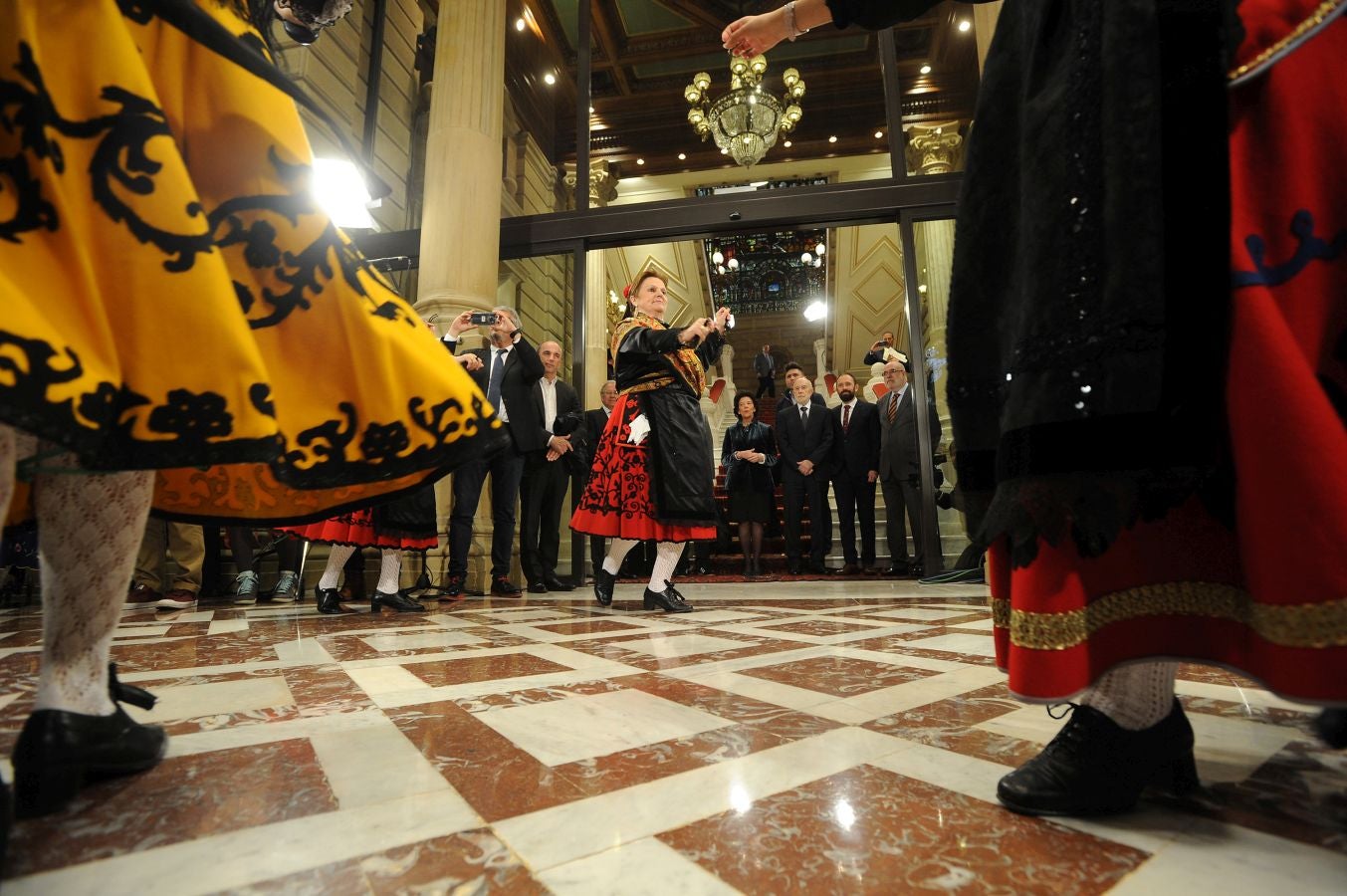 La ministra de Educaciónl, Isabel Celaá, ha hecho entrega este miércoles de la Gran Cruz de la Orden Civil de Alfonso X El Sabio, concedida por el Consejo de Ministros, al escritor Raúl Guerra Garrido. La entrega ha tenido lugar en marco del homenaje tributado por la Diputación Foral de Gipuzkoa al escritor en San Sebastián.