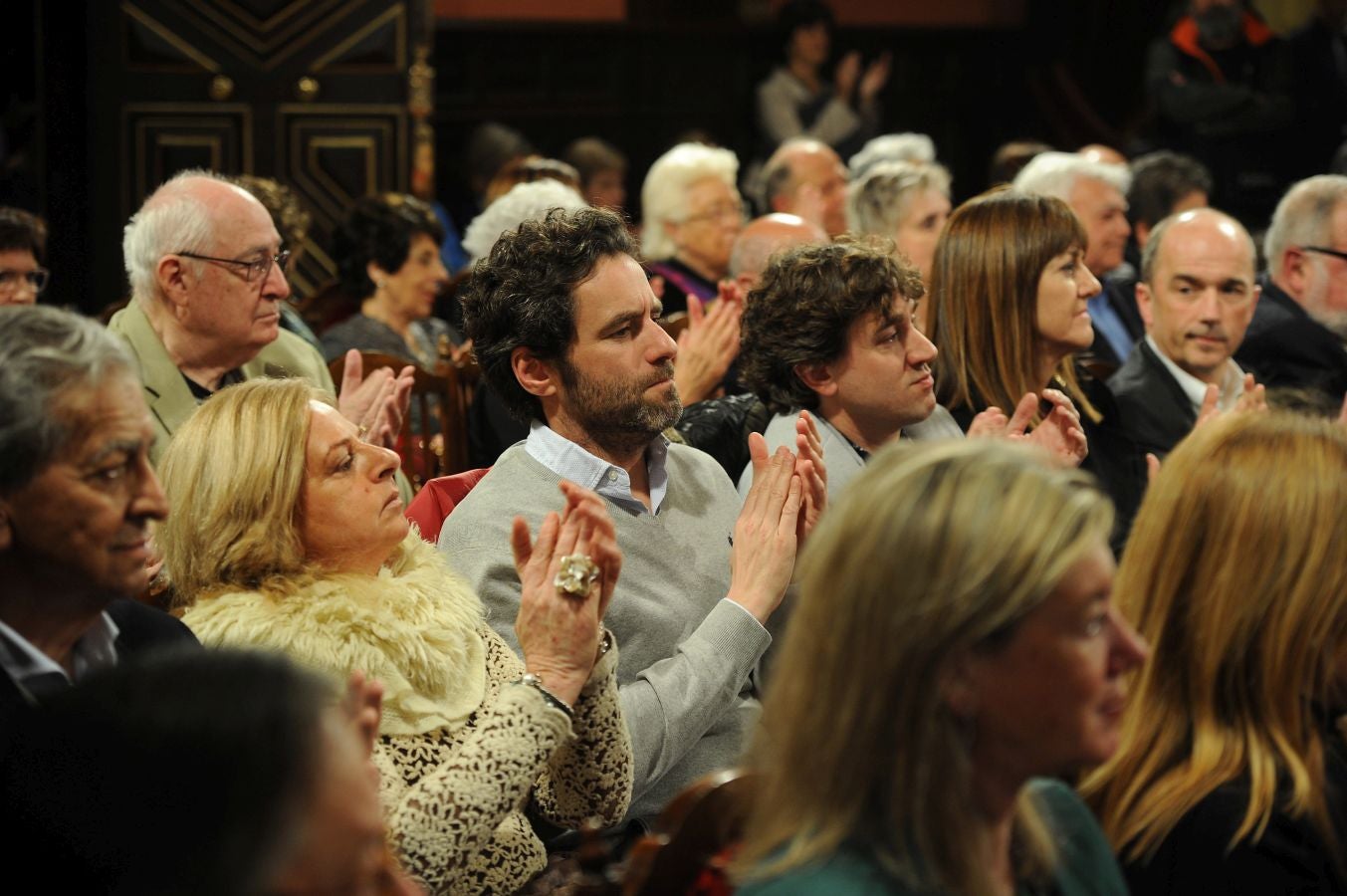La ministra de Educaciónl, Isabel Celaá, ha hecho entrega este miércoles de la Gran Cruz de la Orden Civil de Alfonso X El Sabio, concedida por el Consejo de Ministros, al escritor Raúl Guerra Garrido. La entrega ha tenido lugar en marco del homenaje tributado por la Diputación Foral de Gipuzkoa al escritor en San Sebastián.